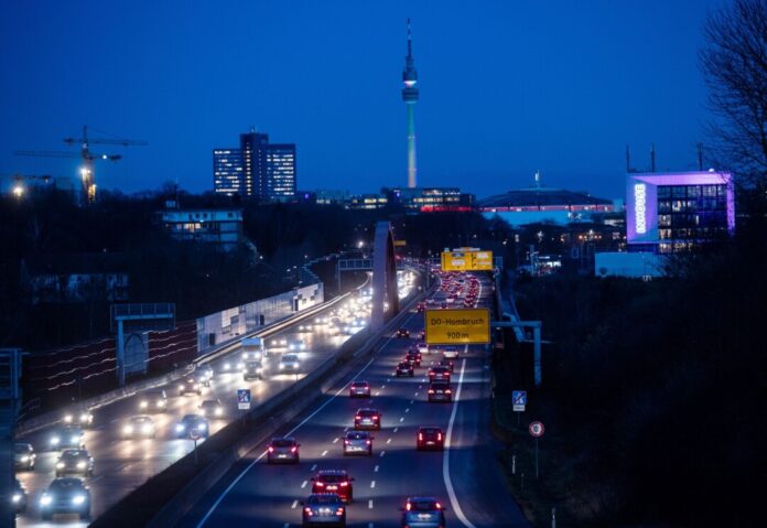 Die vielbefahrene B1 in Dortmund muss am Donnerstagabend wegen der Entschärfung von zwei Bomben-Blindgängern voll gesperrt werden. (Archivbild)