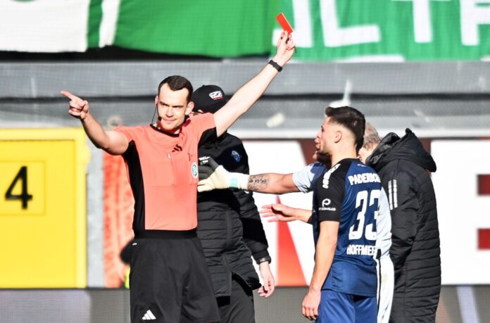 Paderborns Torhüter Manuel Riemann flog gegen Greuther Fürth vom Platz.