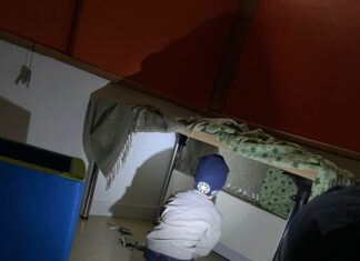Die Kindergartenkinder leuchten mit ihren Taschenlampen auf reflektierende Gegenstände. Foto: Kreisverkehrswacht