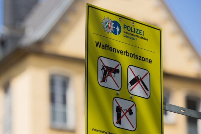 In der Düsseldorfer Altstadt gibt es schon seit gut drei Jahren eine Waffenverbotszone. (Archivfoto)