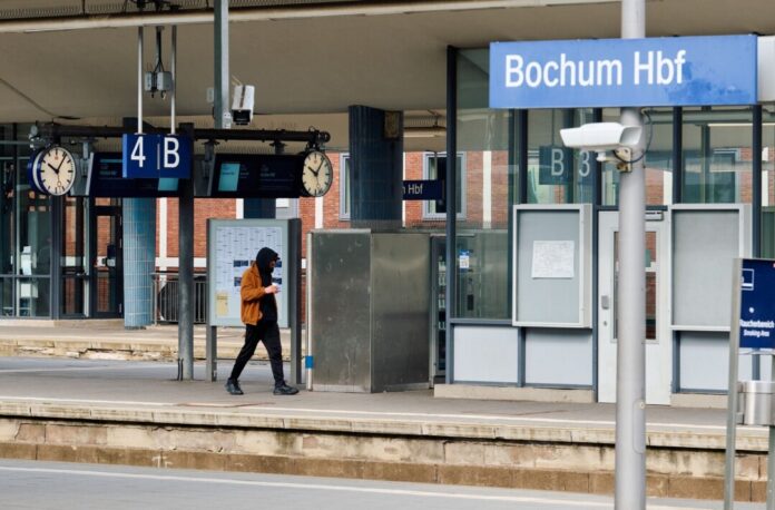 Zwischen Ende Februar und 25. April fällt der Halt Bochum Hbf komplett aus. (Archivbild)