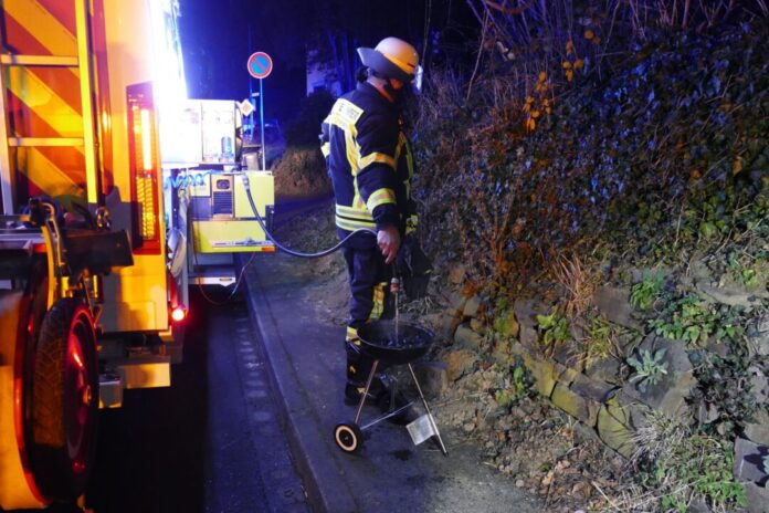 Eine Familie hat in Hennef in einem Wohnraum einen Holzkohlengrill betrieben. 
