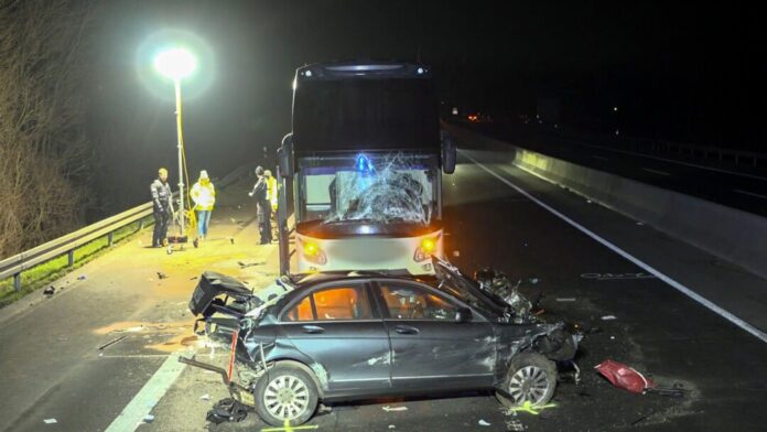 Ein 20-Jähriger ist in dem zerstörten Pkw auf der A43 gestorben.