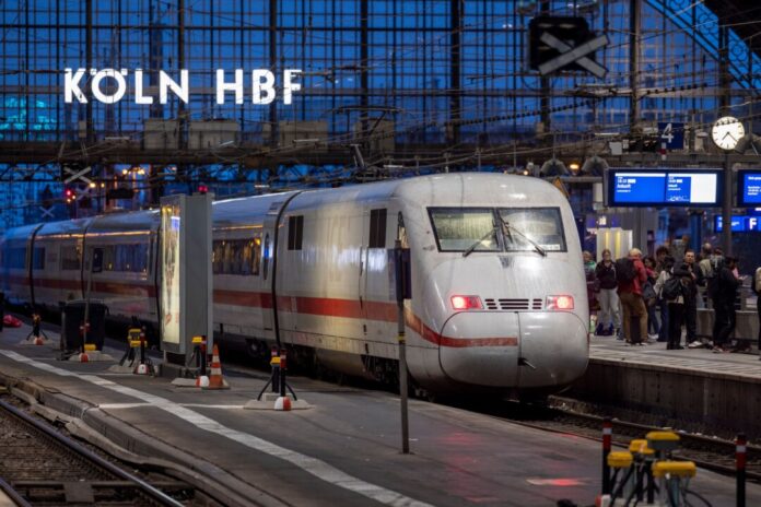 Ein ICE im Kölner Hauptbahnhof. Am 23. Februar wird der Fernverkehr hier für zwölf Stunden umgeleitet. (Archivbild)