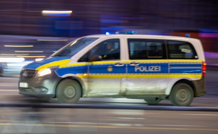 Polizisten nahmen die Verfolgung des gestohlenen Autos auf. (Symbolbild)