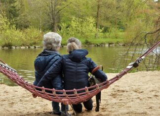 Zwei Frauen sind in ein Gespräch vertieft. Foto: pixabay