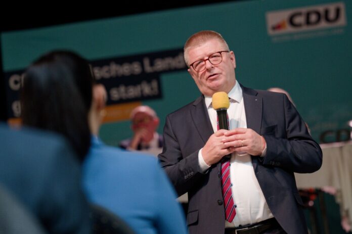 Dass der frühere Verfassungsschutzpräsident, Thomas Haldenwang, für die CDU in Wuppertal kandidiert, finden einige Innenpolitiker, die ihn früher als Behördenleiter kannten, nicht gut. (Archivbild)