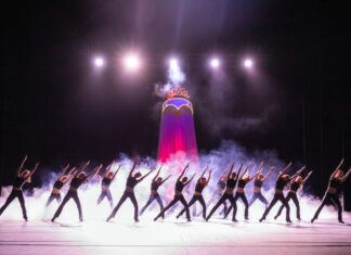 Die Aalto-Ballettcompagnie in "Tanzhommage an Queen" von Ben Van Cauwenbergh. Foto: Hans Gerritsen