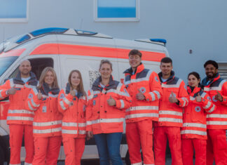 Sie engagieren sich für das DRK: Burak Yildirin; Diana Steinbrecher; Sylwia Olbert; DRK-Bereitschaftsleiterin Stephanie Eisenstein; Johannes Killingseder; Samuel Rogowski; Diana Abdullakhul und Dennis Diviniyathasen; Foto: Janine Renters/DRK-KV Mettmann