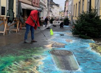 Bereits im vergangenen Dezember entstand in der oberen Düsseldorfer Straße eine Flusslandschaft, die bei Passanten für viel Aufmerksamkeit gesorgt hatte. Foto: Stadt Ratingen
