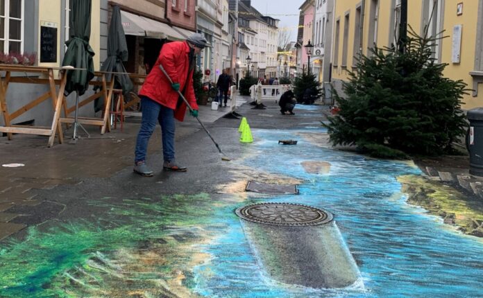 Bereits im vergangenen Dezember entstand in der oberen Düsseldorfer Straße eine Flusslandschaft, die bei Passanten für viel Aufmerksamkeit gesorgt hatte. Foto: Stadt Ratingen