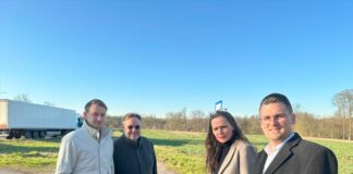 Robin Langer, Michael Droste, Tatjana Pfotenhauer und Bürgermeisterkandidat Patrick Anders am Rand der Raststätte Hösel. Auf dem Feld im Hintergrund sollen die Parkplätze in unmittelbarer Nähe zur Wohnbebauung entstehen, ohne Lärmschutzwand. Foto: CDU-Fraktion Ratingen