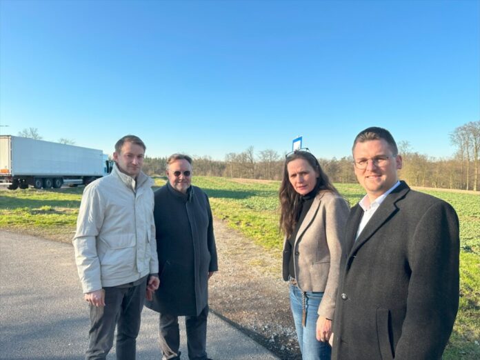 Robin Langer, Michael Droste, Tatjana Pfotenhauer und Bürgermeisterkandidat Patrick Anders am Rand der Raststätte Hösel. Auf dem Feld im Hintergrund sollen die Parkplätze in unmittelbarer Nähe zur Wohnbebauung entstehen, ohne Lärmschutzwand. Foto: CDU-Fraktion Ratingen Robin Langer, Michael Droste, Tatjana Pfotenhauer und Bürgermeisterkandidat Patrick Anders am Rand der Raststätte Hösel. Auf dem Feld im Hintergrund sollen die Parkplätze in unmittelbarer Nähe zur Wohnbebauung entstehen, ohne Lärmschutzwand. Foto: CDU-Fraktion Ratingen