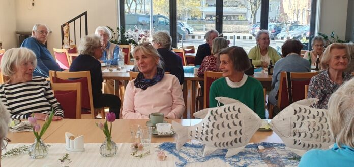 Auch im Mehrgenerationentreff Tiefenbroich kamen zahlreiche Seniorinnen und Senioren zum gemeinsamen Fischessen zusammen. Foto: Stadt Ratingen