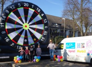 Neu in Felix' Fundus ist eine XXL Fußball-Dartscheibe. Anfang des Monats wurde sie schon einmal zu einem Probelauf vor dem Eggerscheidter Kindertreff aufgebaut. Foto: Stadt Ratingen
