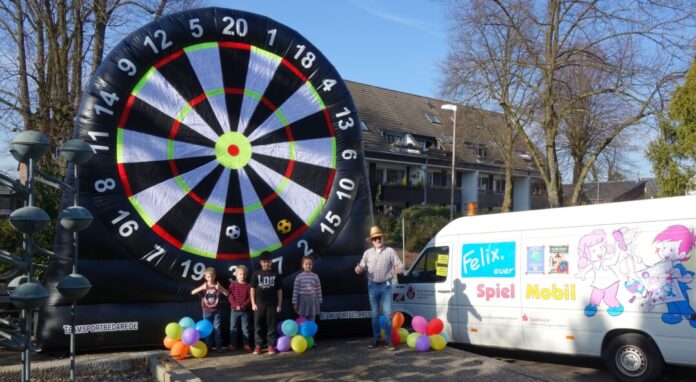 Neu in Felix' Fundus ist eine XXL Fußball-Dartscheibe. Anfang des Monats wurde sie schon einmal zu einem Probelauf vor dem Eggerscheidter Kindertreff aufgebaut. Foto: Stadt Ratingen