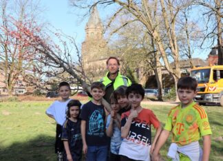 Das Engagement der Jungs von der Baum-Pflanz-Gruppe hat sich gelohnt: Mit Unterstützung der Abteilung Stadtgrün – hier Michael Götze, Sachgebietsleiter Baum – pflanzten sie in der Drupnas einen Rot-Ahorn. Foto: Stadt Ratingen