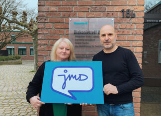 Panagiota Balagka, Respekt Coaches-Programm (RC), und Ilias Papadopoulos, Jugendmigrationsdienst (JMD), engagieren sich für die Ratinger Jugend. Foto: Diakonie