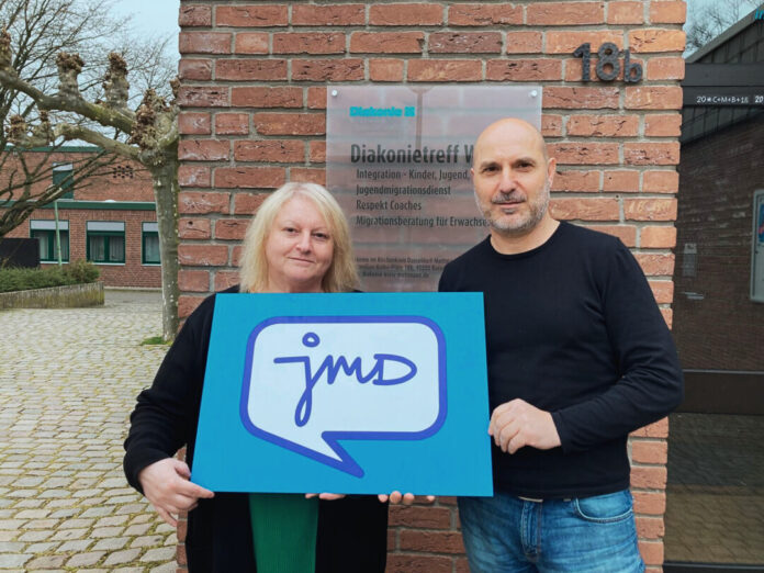 Panagiota Balagka, Respekt Coaches-Programm (RC), und Ilias Papadopoulos, Jugendmigrationsdienst (JMD), engagieren sich für die Ratinger Jugend. Foto: Diakonie