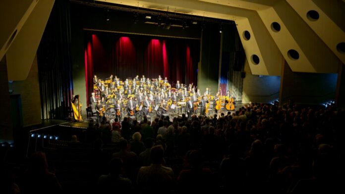 Der Auftritt der Neuen Philharmonie Westfalen kam gut an bei den Besucherinnen und Besuchern im Forum Velbert. Foto: Volkmann Der Auftritt der Neuen Philharmonie Westfalen kam gut an bei den Besucherinnen und Besuchern im Forum Velbert. Foto: Volkmann