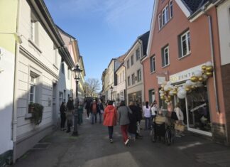 Das "Skin Zentrum" sorgte am ersten Tag für Neugier. Foto: Alexander Heinz