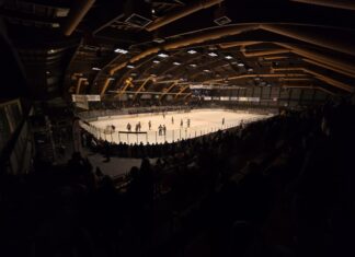 Die Hütte war gut gefüllt - die Ratinger Fans trieben ihr Team an. Foto: Alexander Heinz