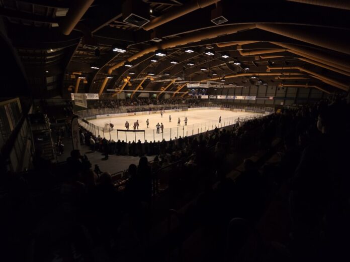 Die Hütte war gut gefüllt - die Ratinger Fans trieben ihr Team an. Foto: Alexander Heinz