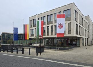 Die Trauerbeflaggung gilt für alle Dienstgebäude. Foto: Alexander Heinz