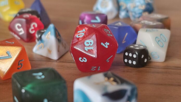 Rollenspielwürfel liegen auf dem Tisch. Foto: Volkmann