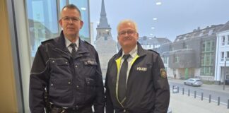 Bezirkspolizist Thomas Stefen und Polizeiwachleiter Frank Bauernfeind unterfütterten die Diskussion mit Zahlen. Foto: Alexander Heinz