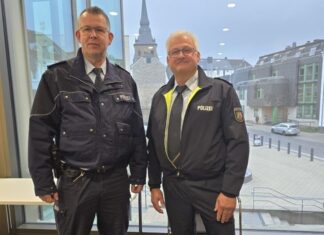 Bezirkspolizist Thomas Stefen und Polizeiwachleiter Frank Bauernfeind unterfütterten die Diskussion mit Zahlen. Foto: Alexander Heinz