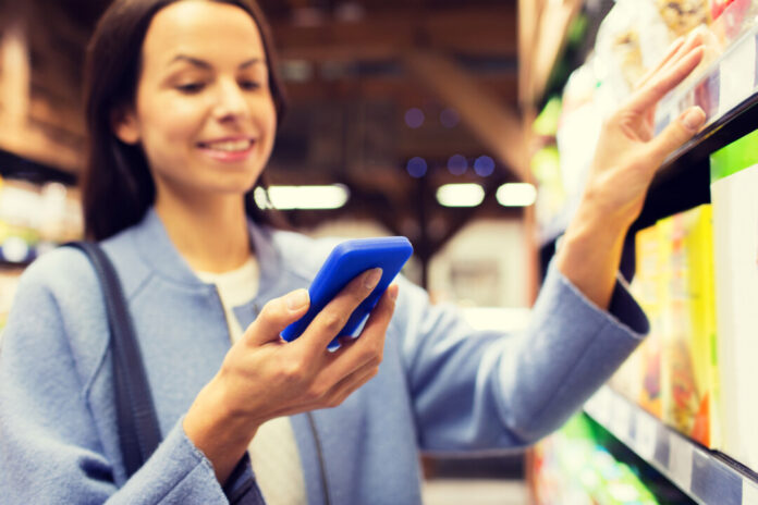 Viele Menschen nutzen Apps beim Einkauf. Foto: VZ NRW/adpic