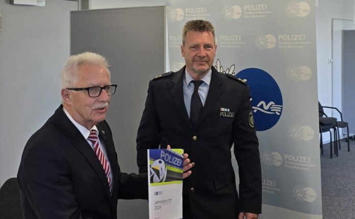 Landrat Thomas Hendele und Polizeioberrat Heiner Mies stellten die Unfallstatistik bei der Kreispolizei in Mettmann vor. Foto: Alexander Heinz