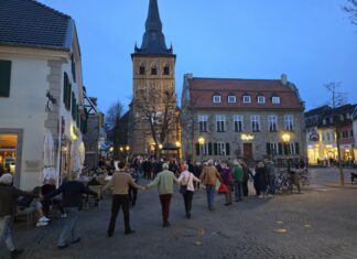 Zum Gedenken bildeten die Ratinger eine Menschenkette. Foto: Alexander Heinz