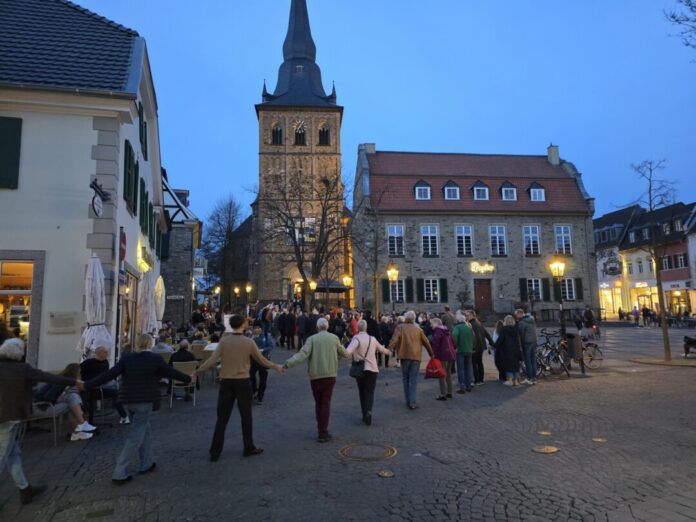 Zum Gedenken bildeten die Ratinger eine Menschenkette. Foto: Alexander Heinz