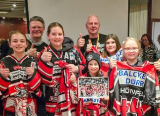Vor allem für die treuen Fans der Ice Aliens war die Meisterfeiern ein schöner Saisonabschluss. Foto: Alexander Heinz