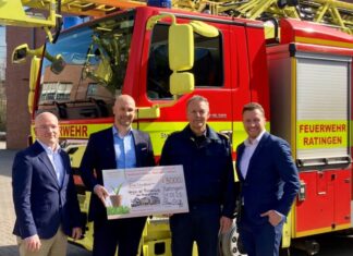 Symbolisch wurde ein Scheck bei der Feuerwehr Ratingen übergeben. Foto: FW Ratingen