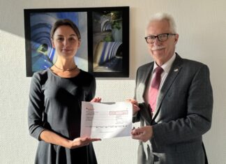 Inna Schlich vom Verein Dobrosvit und Landrat Thomas Hendele. Foto: Kreis Mettmann