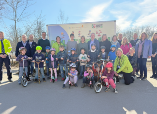 ie Kinder der Klasse 1a gemeinsam mit allen Projektbeteiligten. Hintere Reihe v.l.n.r.: Andreas Malberger (Leiter Verkehrsunfallprävention Polizei Essen), Dr. Jan von der Gathen (Schulrat für die Stadt Essen), Jörg Zganiatz (Leiter Unfallanalytik DEKRA-Niederlassung Essen), Christoph Heymann , Maria Brendel-Sperling (Geschäftsführerin Verkehrswacht Essen), Raphaela Bürger(kommissarische Leiterin Grundschule an der Waldlehne), Anke Pirsig (Fachberaterin für den Schulsport), Polizeipräsident Andreas Stüve, Bürgermeisterin Julia Jacob, Andrea Schattberg (Leiterin Schulverwaltungsamt Stadt Essen) , Dr. Alf Bischke, Bettina Kleinert (schulfachliche Beraterin für Verkehrserziehung und Mobilitätsbildung), Polizeidirektor Carsten Hamann (Leiter Direktion Verkehr Polizei Essen), Claudia Hoose, Miriam Meisterernst (Schulleiterin Bardelebenschule) . Vordere Reihe v.l.n.r.: Anja Löhrmann (Vorsitzende Verkehrswacht Essen) , Nina Schemeit (Stabsstelle für Bürgerbeteiligung und Ehrenamt). Foto: Kinderstiftung Essen