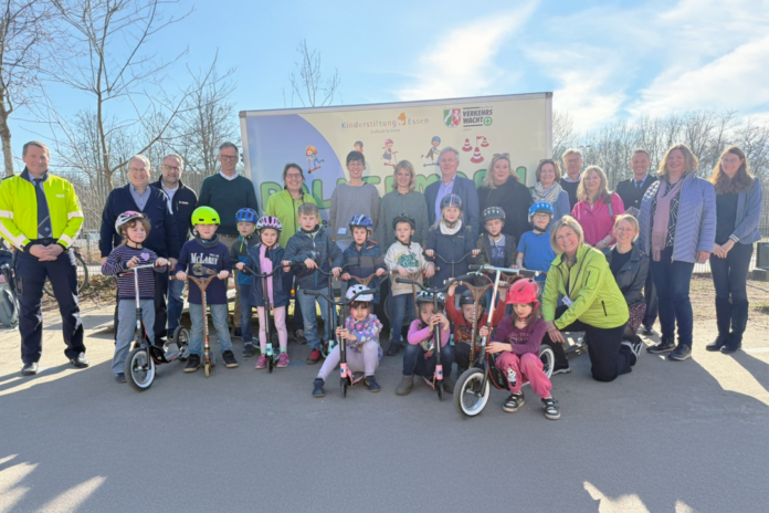 ie Kinder der Klasse 1a gemeinsam mit allen Projektbeteiligten. Hintere Reihe v.l.n.r.: Andreas Malberger (Leiter Verkehrsunfallprävention Polizei Essen), Dr. Jan von der Gathen (Schulrat für die Stadt Essen), Jörg Zganiatz (Leiter Unfallanalytik DEKRA-Niederlassung Essen), Christoph Heymann , Maria Brendel-Sperling (Geschäftsführerin Verkehrswacht Essen), Raphaela Bürger(kommissarische Leiterin Grundschule an der Waldlehne), Anke Pirsig (Fachberaterin für den Schulsport), Polizeipräsident Andreas Stüve, Bürgermeisterin Julia Jacob, Andrea Schattberg (Leiterin Schulverwaltungsamt Stadt Essen) , Dr. Alf Bischke, Bettina Kleinert (schulfachliche Beraterin für Verkehrserziehung und Mobilitätsbildung), Polizeidirektor Carsten Hamann (Leiter Direktion Verkehr Polizei Essen), Claudia Hoose, Miriam Meisterernst (Schulleiterin Bardelebenschule) . Vordere Reihe v.l.n.r.: Anja Löhrmann (Vorsitzende Verkehrswacht Essen) , Nina Schemeit (Stabsstelle für Bürgerbeteiligung und Ehrenamt). Foto: Kinderstiftung Essen