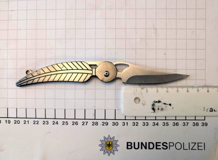 Bei einem Einhandmesser handelt es sich um ein Messer, das mittels einer an der Klinge angebrachten Öffnungshilfe einhändig geöffnet und je nach Verschlussmechanismus auch wieder einhändig geschlossen werden kann. Foto: Bundespolizei