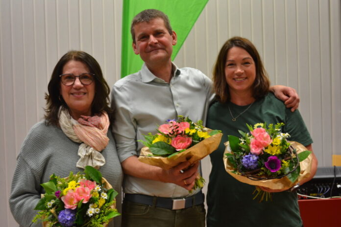 Die stellvertretende Bürgermeisterin Barbara Esser, Bürgermeisterkandidat Jörn-Eric Morgenroth und die stellvertretende Fraktionsvorsitzende Ute Meier bilden das Spitzentrio der Ratinger Grünen. Foto: Irma Schweiger