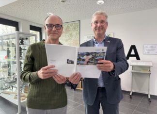 Axel Willinghöfer und Peter Kotulla präsentieren den Grundstückmarktbericht. Foto: Kreis Mettmann