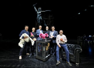 Dirk Lücker (Leiter Requisite und Pyrotechnik der TUP), Felix Krause (Requisiteur und Pyrotechniker), Frank Weßing (Bereichsleiter Vorstandsstab Kommunikation und Nachhaltigkeit Sparkasse Essen), Fritz Frömming (Geschäftsführer TUP), Bernd Jung (Vorstandsvorsitzender Sparkasse Essen) und Ralf Gehrke (Direktor der Ausstattungswerkstätten TUP) auf der Bühne des Aalto-Theaters mit einem 3D-Drucker aus der Requisitenwerkstatt. Im Hintergrund eine Statue aus dem Bühnenbild der Inszenierung „La forza del destino“, die nach einem 3D-Druck-Modell gefertigt wurde. Foto: Sven Lorenz