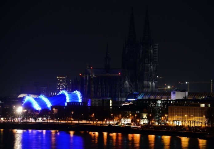 Für eine Stunde bleiben am Samstagabend im Rahmen der "Earth Hour" Denkmäler und Bauwerke im Dunkeln.  In NRW wird so wieder am Kölner Dom die Außenbeleuchtung ausgeschaltet. (Archivfoto)