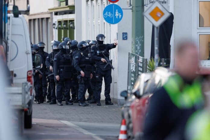 Nach Schüssen in der Nähe des Landgerichts Bielefeld sichern schwerbewaffnete Polizisten eine Straße. (Archivbild)