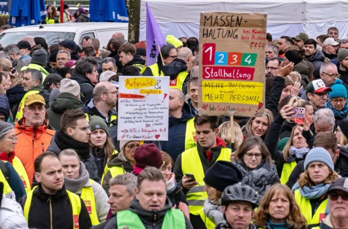 Beschäftige im öffentlichen Dienst demonstrieren für mehr Geld und bessere Arbeitsbedingungen - etwa in den Kitas.