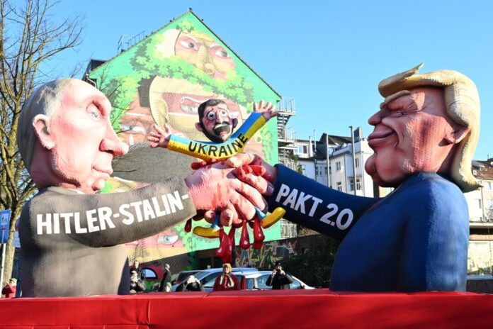 Auf einem der Düsseldorfer Rosenmontagswagen schließen Donald Trump und Wladimir Putin einen «Hitler-Stalin-Pakt 2.0» auf Kosten der Ukraine ab. 