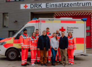 Engagieren sich für das Rote Kreuz: Sylwia Olbert; stv. Vorsitzender DRK Wülfrath Wolfgang Peetz, Beisitzerin Anke Eichhorn, Vorstandsvorsitzender DRK Wülfrath Sebastian Dahms und Diana Steinbrecher ( (vordere Reihe); Dennis Diviniyathasen; Johannes Killingseder; Samuel Rogowski; Burak Yildirin (hintere Reihe). Foto: DRK-KV Mettmann/Janine Renters