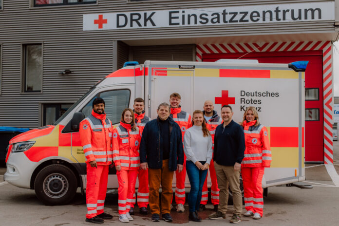 Engagieren sich für das Rote Kreuz: Sylwia Olbert; stv. Vorsitzender DRK Wülfrath Wolfgang Peetz, Beisitzerin Anke Eichhorn, Vorstandsvorsitzender DRK Wülfrath Sebastian Dahms und Diana Steinbrecher ( (vordere Reihe); Dennis Diviniyathasen; Johannes Killingseder; Samuel Rogowski; Burak Yildirin (hintere Reihe). Foto: DRK-KV Mettmann/Janine Renters